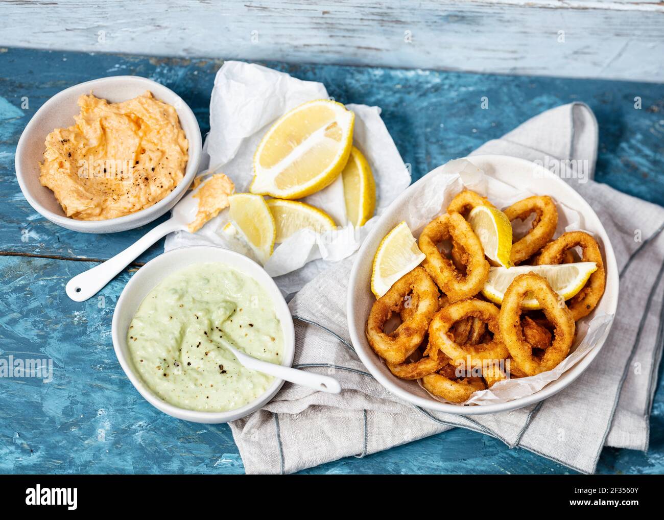 Les calamars frits sont accompagnés de droits d'aioli au Royaume-Uni ET EN IRLANDE UNIQUEMENT, AUTRES CONTACTS À DROITE EWASTOCK.COM Banque D'Images