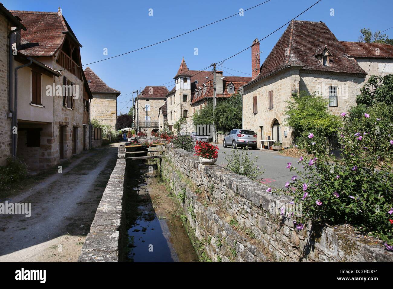 Fons, dans la région naturelle de la Limougue (sud de la France) ruisseau traversant le village Banque D'Images