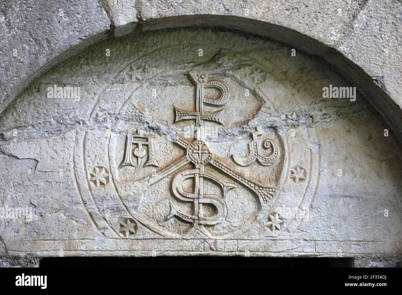 Aragnouet (sud-ouest de la France) : détail du tympan en marbre sculpté de la chapelle des Templiers datant du XIIème siècle (XIIe siècle), remai Banque D'Images