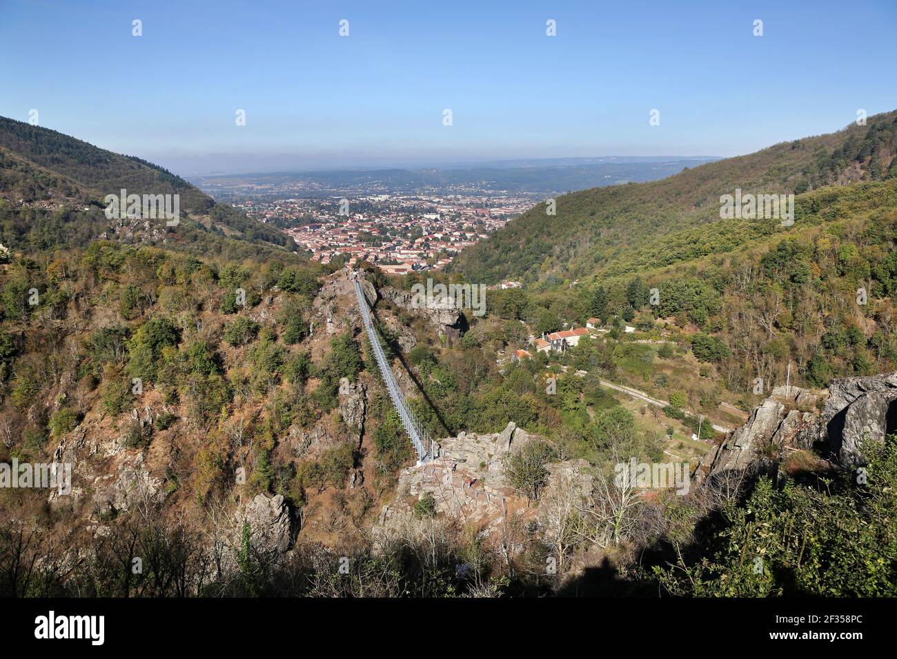 Mazamet (sud de la France) : la passerelle Mazamet, une passerelle aérienne de 140 m de long qui traverse les gorges de l'Arnette à une hauteur de 70 M. Banque D'Images