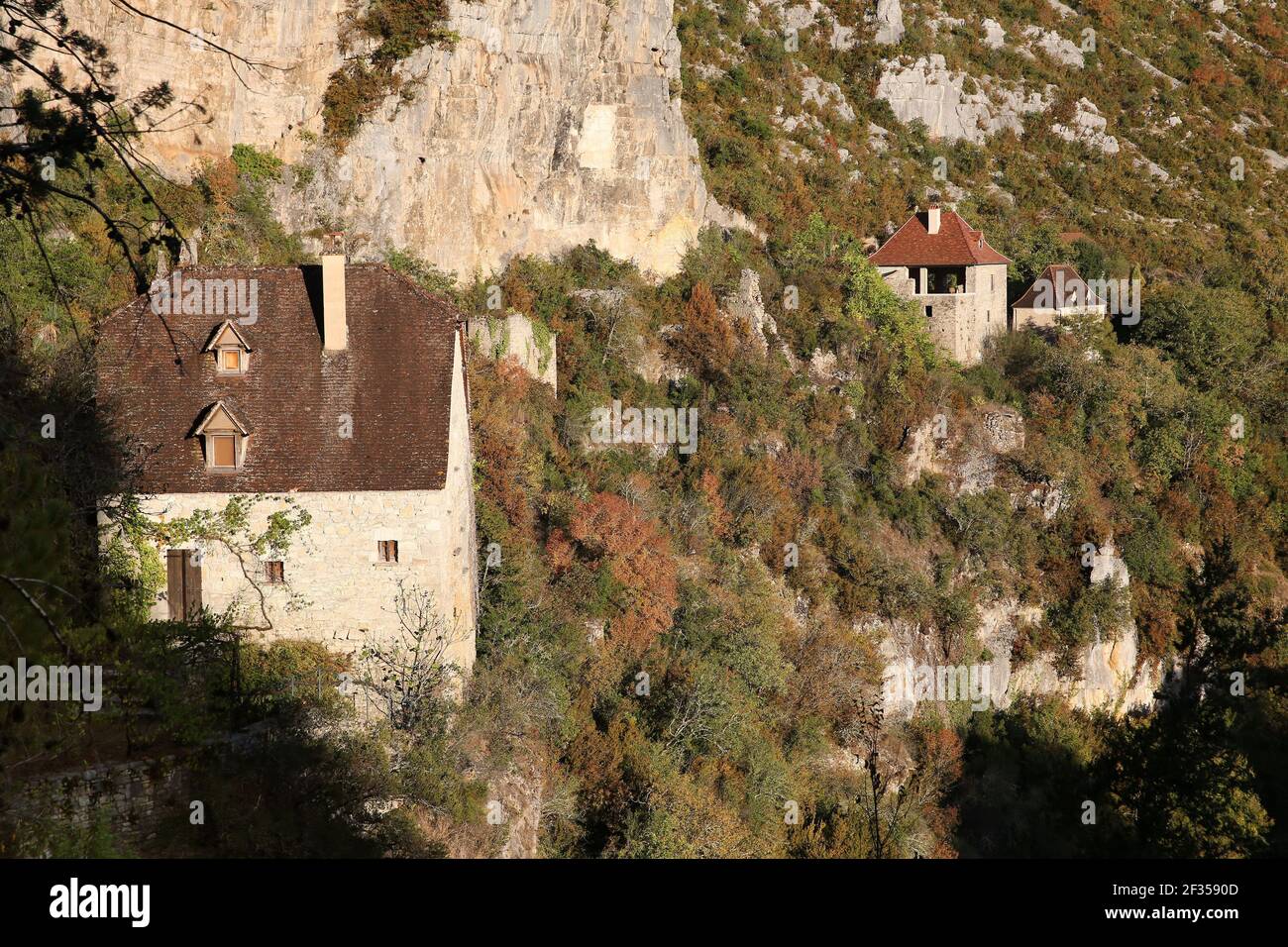 Marcilhac-sur-Cele (sud de la France) : vue d'ensemble de la vieille ville de Sauliac, village perché sur une falaise dans la vallée de la Céle Banque D'Images