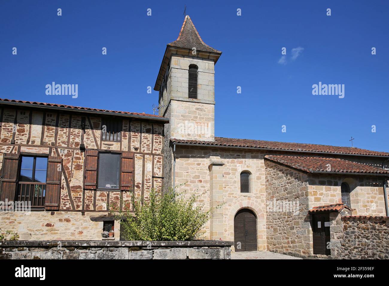 Planioles (sud de la France) : vue d'ensemble de l'église du village Banque D'Images