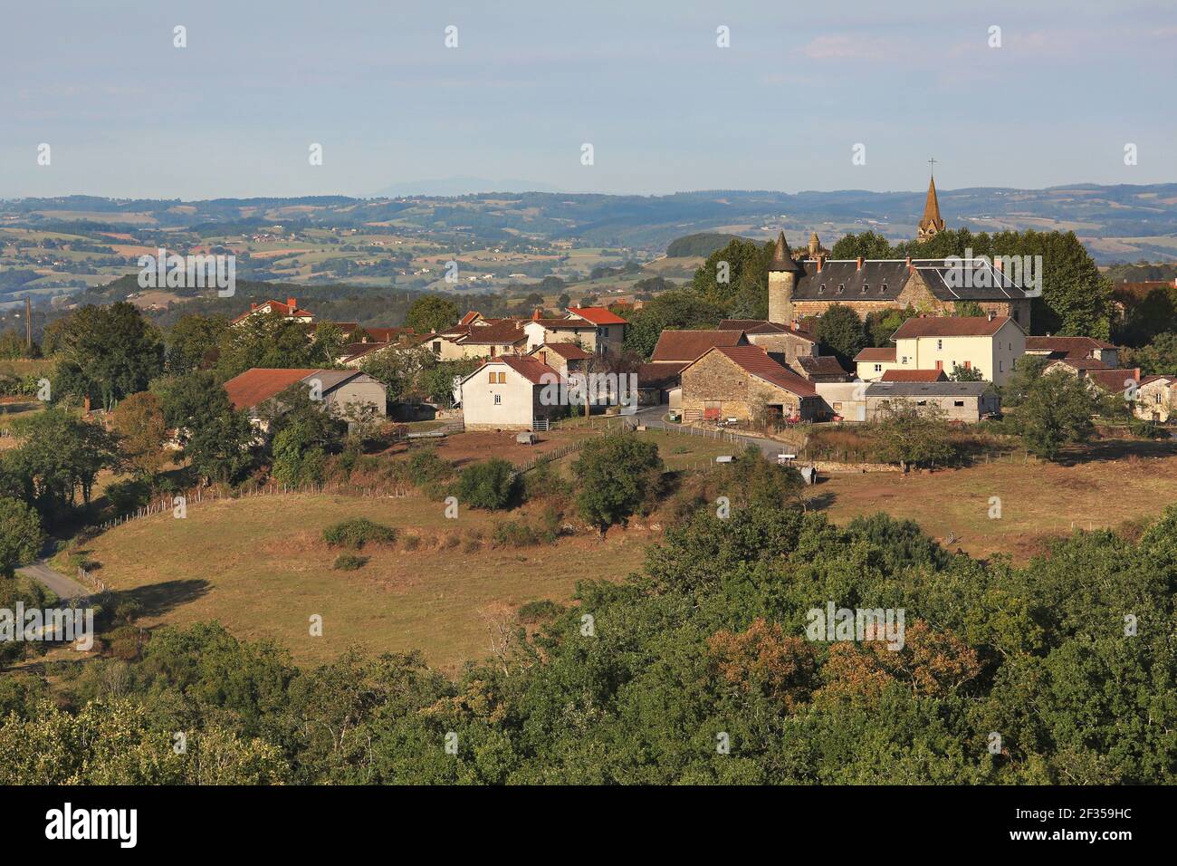 Lentillac-Saint-Blaise (sud de la France) : vue d'ensemble de la campagne, du village et du château Banque D'Images