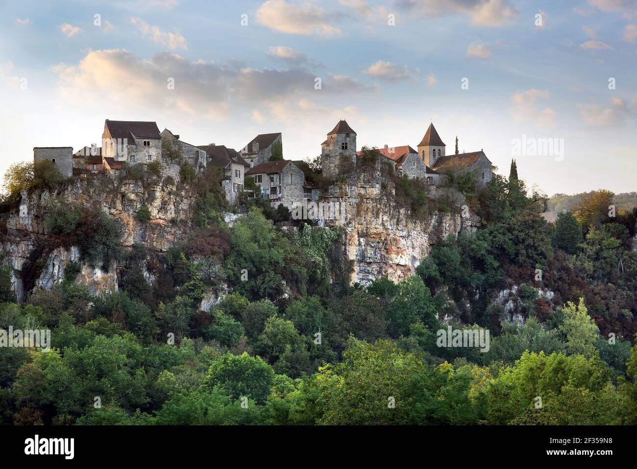 Calvignac (sud de la France) : vue d'ensemble du village médiéval perché au-dessus du Lot Banque D'Images