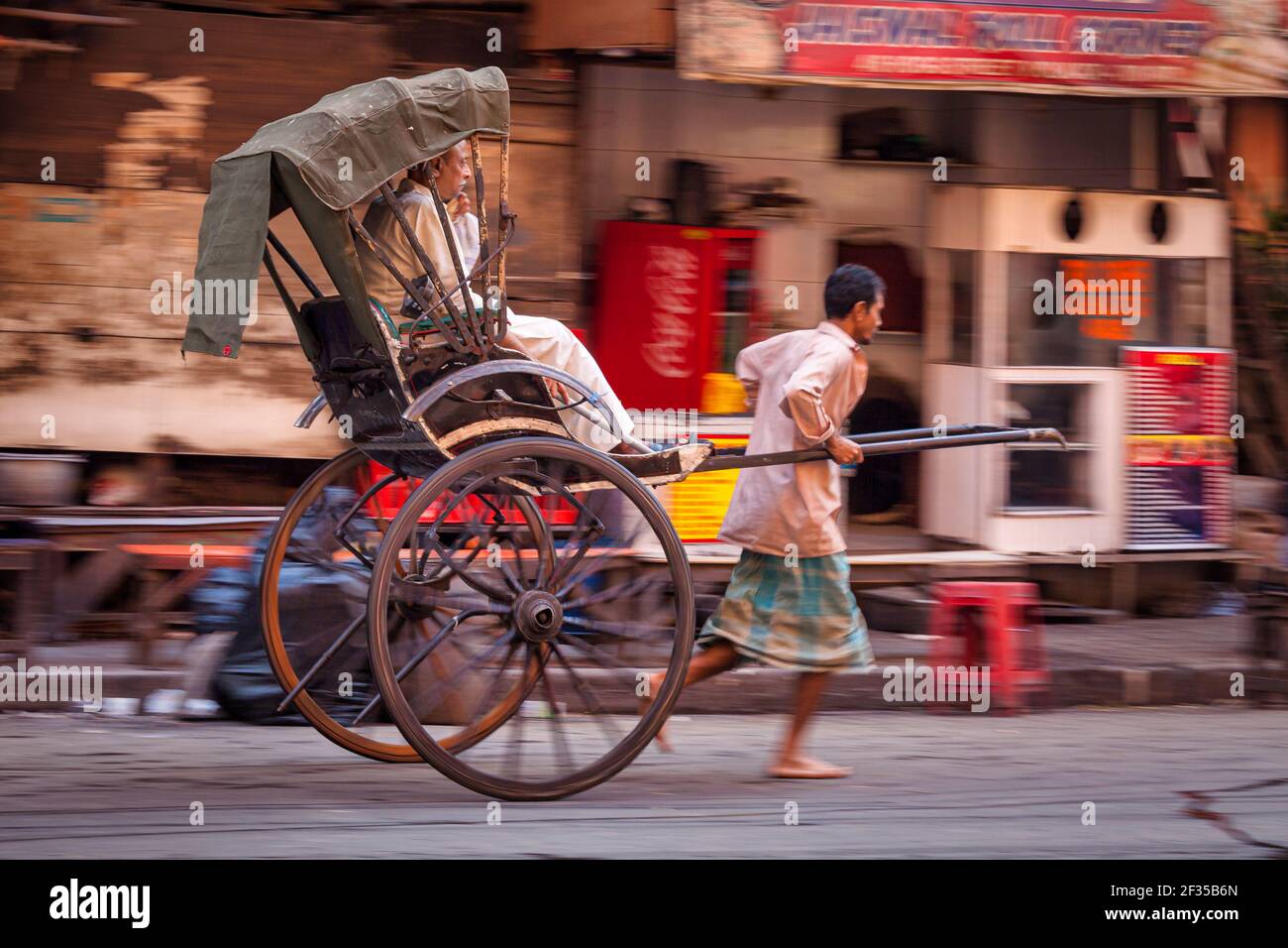 L'homme tiré de pousse-pousse, Kolkata, West Bengal, India Banque D'Images