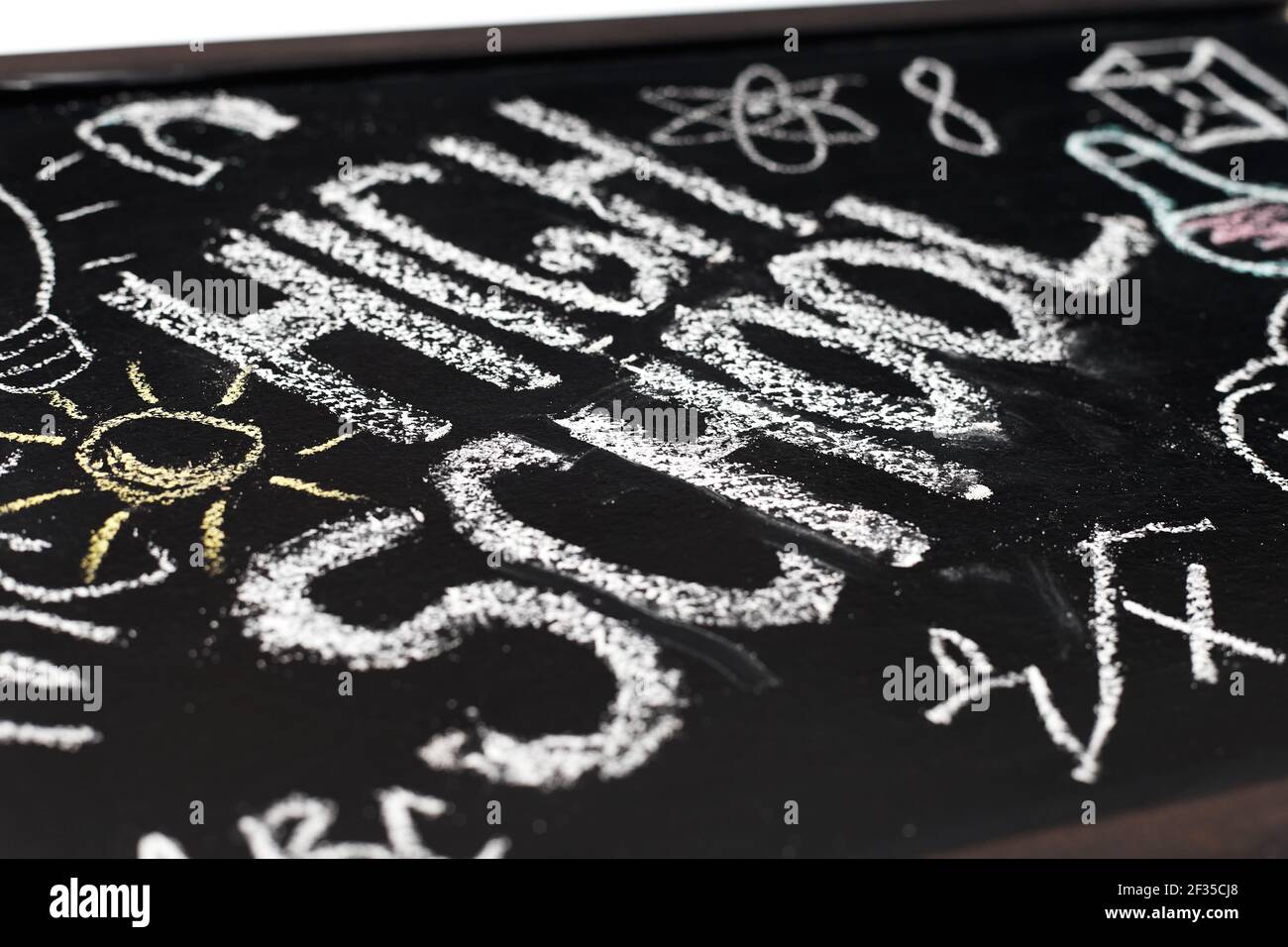 l'inscription sur le tableau noir de l'école, l'école secondaire sur fond blanc Banque D'Images