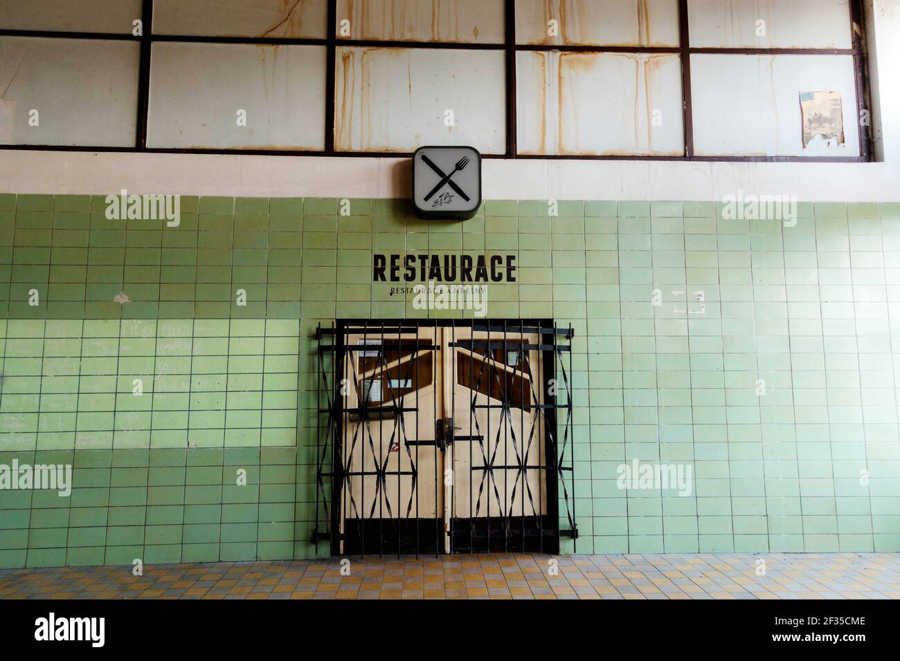 Restaurant fermé de la gare, signe, design typique des années 80 République tchèque nature morte avec le souvenir de l'ère communiste, grilles carrelage la saleté Banque D'Images