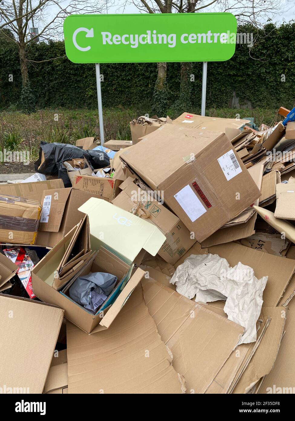 Boîtes en carton en face d'un panneau de centre de recyclage dans un parking de supermarché dans le sud-ouest de Londres. Date de la photo: Dimanche 14 mars 2021. Banque D'Images