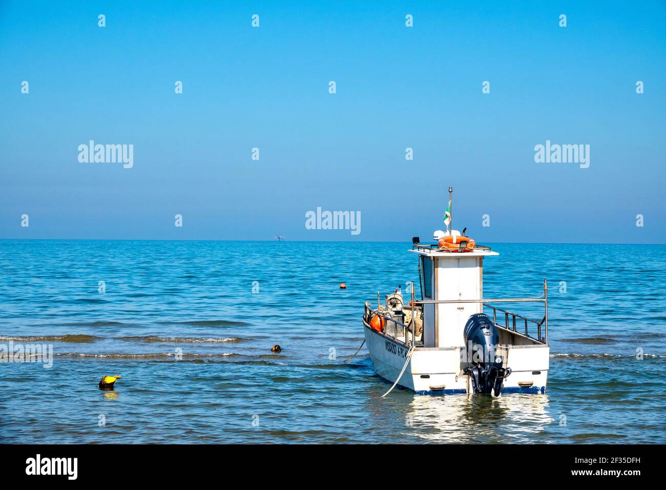 Bateau de pêche dans la mer Adriatique, Silvi Marina, Italie Banque D'Images