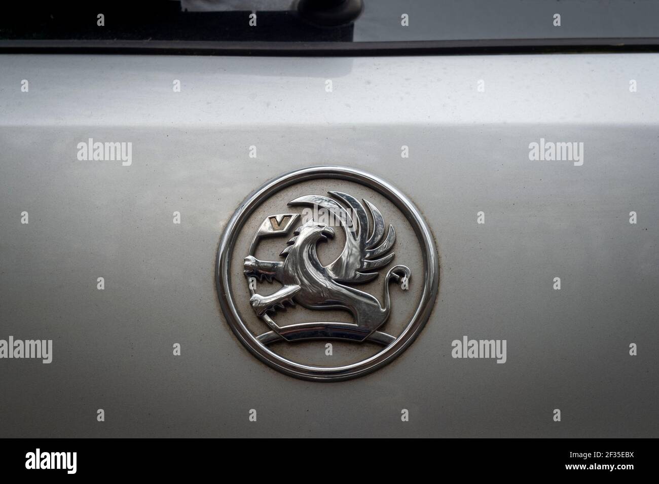 Gros plan de l'écusson chromé de la marque Vauxhall sur une voiture argentée. Banque D'Images