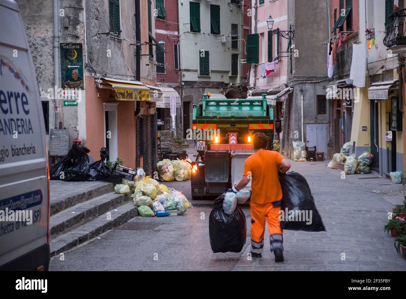 Italie, Ligurie : le village de Vernazza dans le parc national des Cinque Terre, site classé au patrimoine mondial de l'UNESCO. Collecte des déchets Banque D'Images