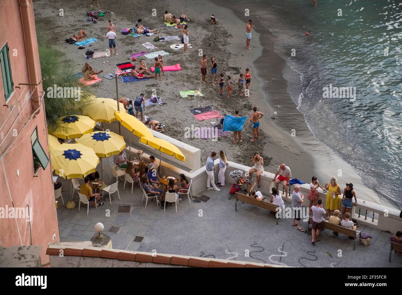 Italie, Ligurie : place dans le village de Vernazza, dans le parc national des Cinque Terre, site classé au patrimoine mondial de l'UNESCO. Banque D'Images