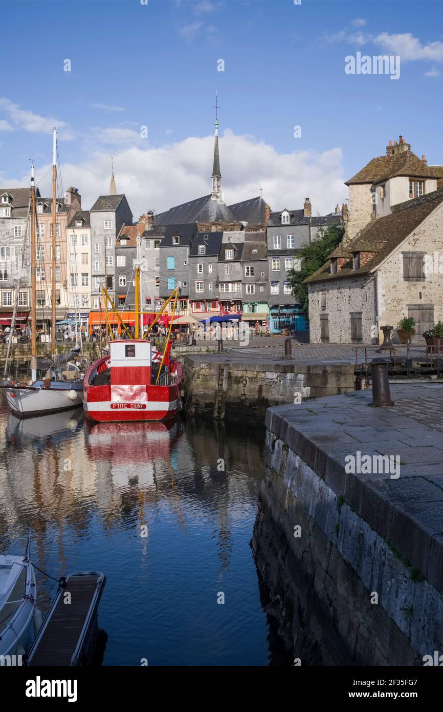 Honfleur (Normandie, Nord de la France) : le bassin ÒVieux (Vieux quai). Vue d'ensemble du port, bâtiments le long du quai Òquai Sainte-CatherineÓ et le bu Banque D'Images
