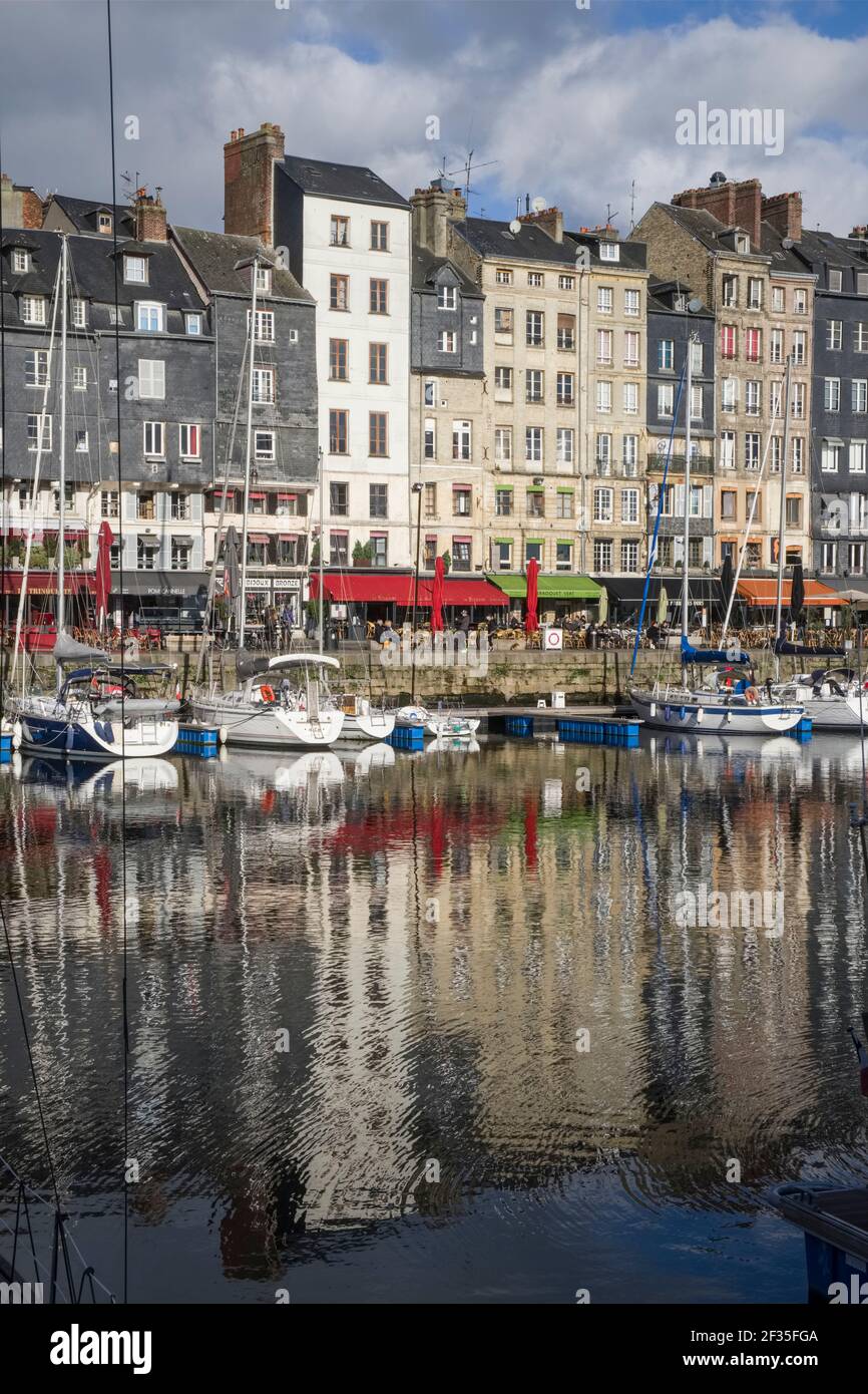 Honfleur (Normandie, Nord de la France) : le « Vieux bassin » (Vieux Dock). Vue d'ensemble du port et des bâtiments le long du quai Sainte-Catherine Banque D'Images