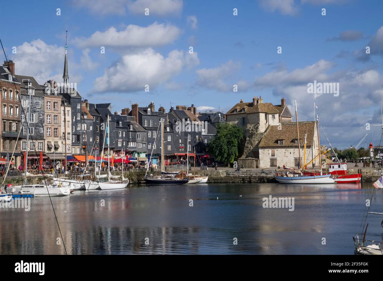 Honfleur (Normandie, Nord de la France) : le bassin ÒVieux (Vieux quai). Vue d'ensemble du port, bâtiments le long du quai Òquai Sainte-CatherineÓ et le bu Banque D'Images
