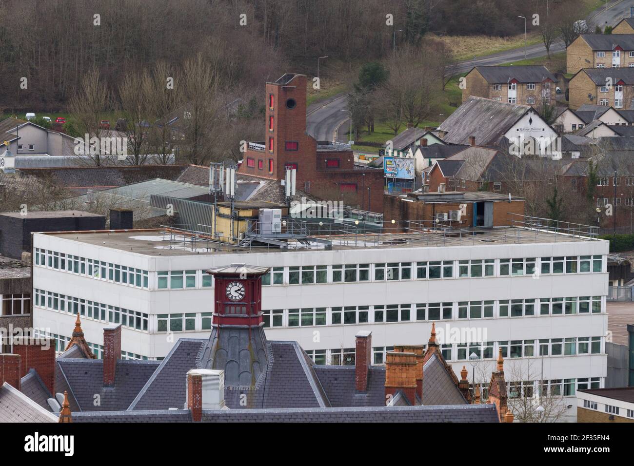 Merthyr Tydfil, pays de Galles du Sud, Royaume-Uni. 15 mars 2021. Merthyr Tydfil a aujourd'hui le plus grand nombre de cas de coronavirus dans toute autorité locale au pays de Galles, et est le seul avec plus de 100 cas pour 100,000. Avec 144 cas pour 100,000. Le pays de Galles dans son ensemble s'élève à 39 pour 100,000 000 habitants, et de nombreuses régions du pays continuent de chuter. Crédit : Andrew Bartlett/Alamy Live News Banque D'Images