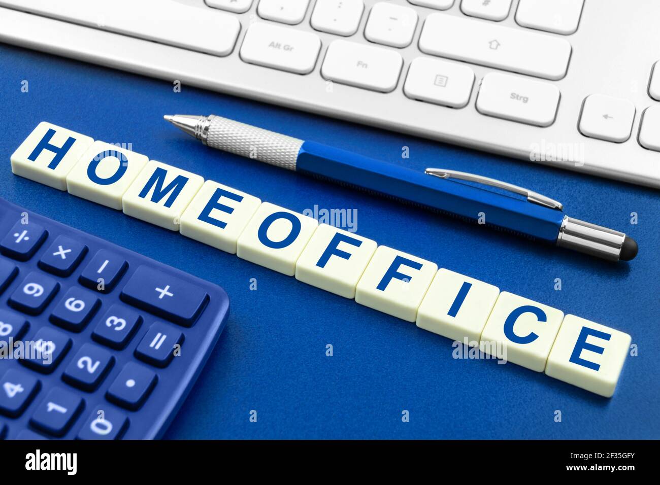 Bureau résidentiel professionnel et clavier de PC en gros plan Banque D'Images