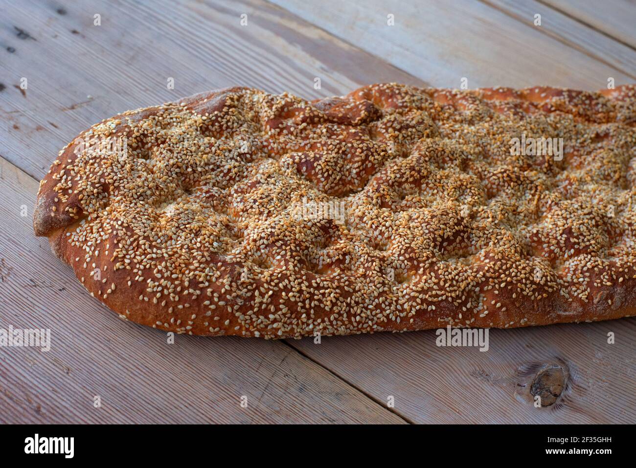 Pain grec traditionnel ( lagana ) , nourriture du lundi propre , pain lagana , fruits de mer olives , taramas grecs . Banque D'Images