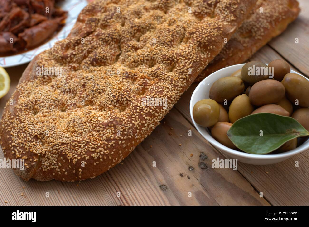 Pain grec traditionnel ( lagana ) , nourriture du lundi propre , pain lagana , fruits de mer olives , taramas grecs . Banque D'Images