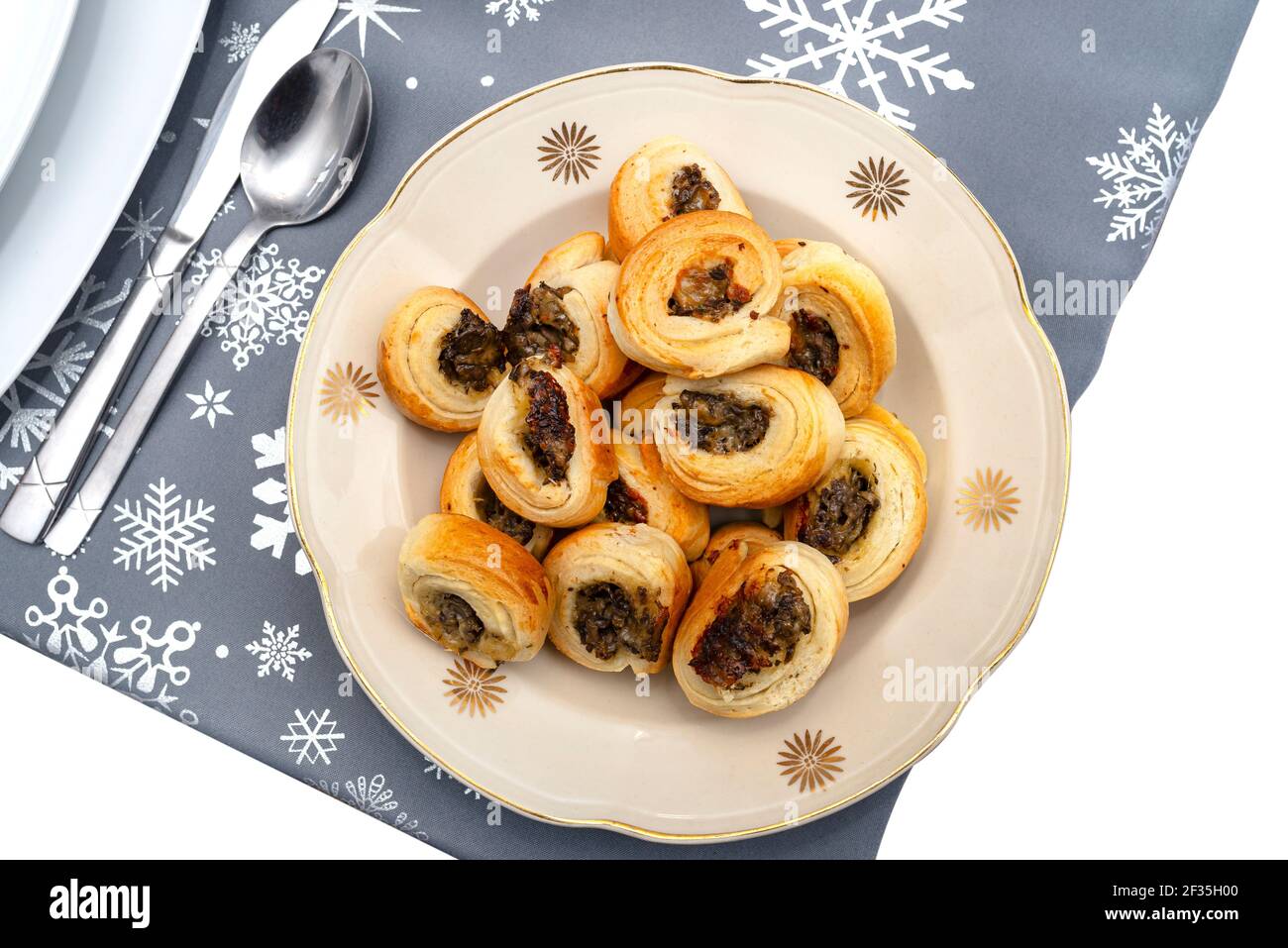 Patties dorées cuites dans une tarte posée sur une table de vacances sur une assiette, isolées sur un fond blanc avec un chemin d'écrêtage, vue du dessus. Banque D'Images