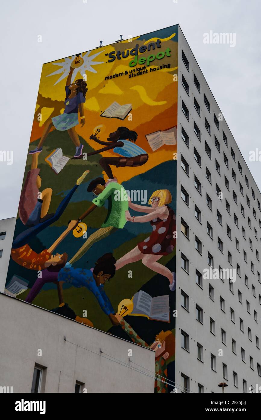 Wroclaw, Pologne - Mai 23 2020: Façade et peinture murale au mur du dortoir étudiant dépôt Banque D'Images