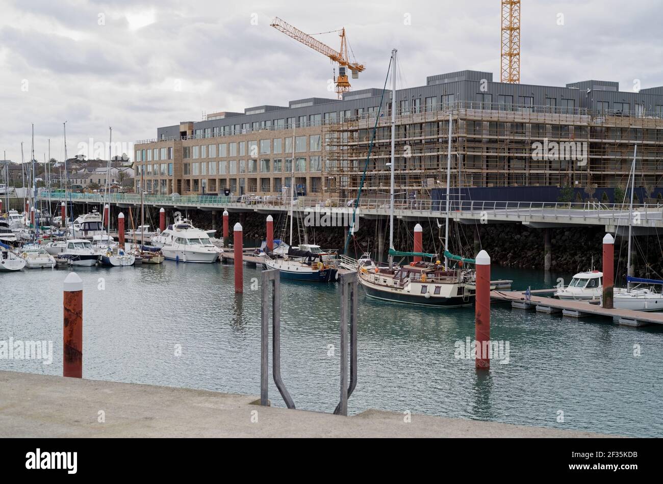 GREYSTONES, IRLANDE - 16 mars 2020 : le port de plaisance avec yachts à Greystones, Irlande. Chantier de construction d'un immeuble résidentiel avec tour Banque D'Images