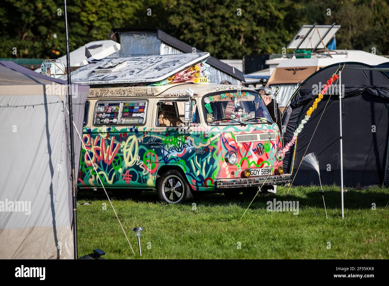 Megan aus Großbritannien Hat seinen VW bus T2 aus den 70er Jahren in ein Gesamtkunstwerk verwandelt. Der Campervan ist bemalt und innen sehr individue Banque D'Images