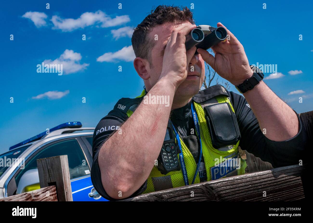 Northamptonshire, Angleterre, Royaume-Uni. Un policier avec un véhicule 4x4 de police enquêtant sur la criminalité rurale Banque D'Images