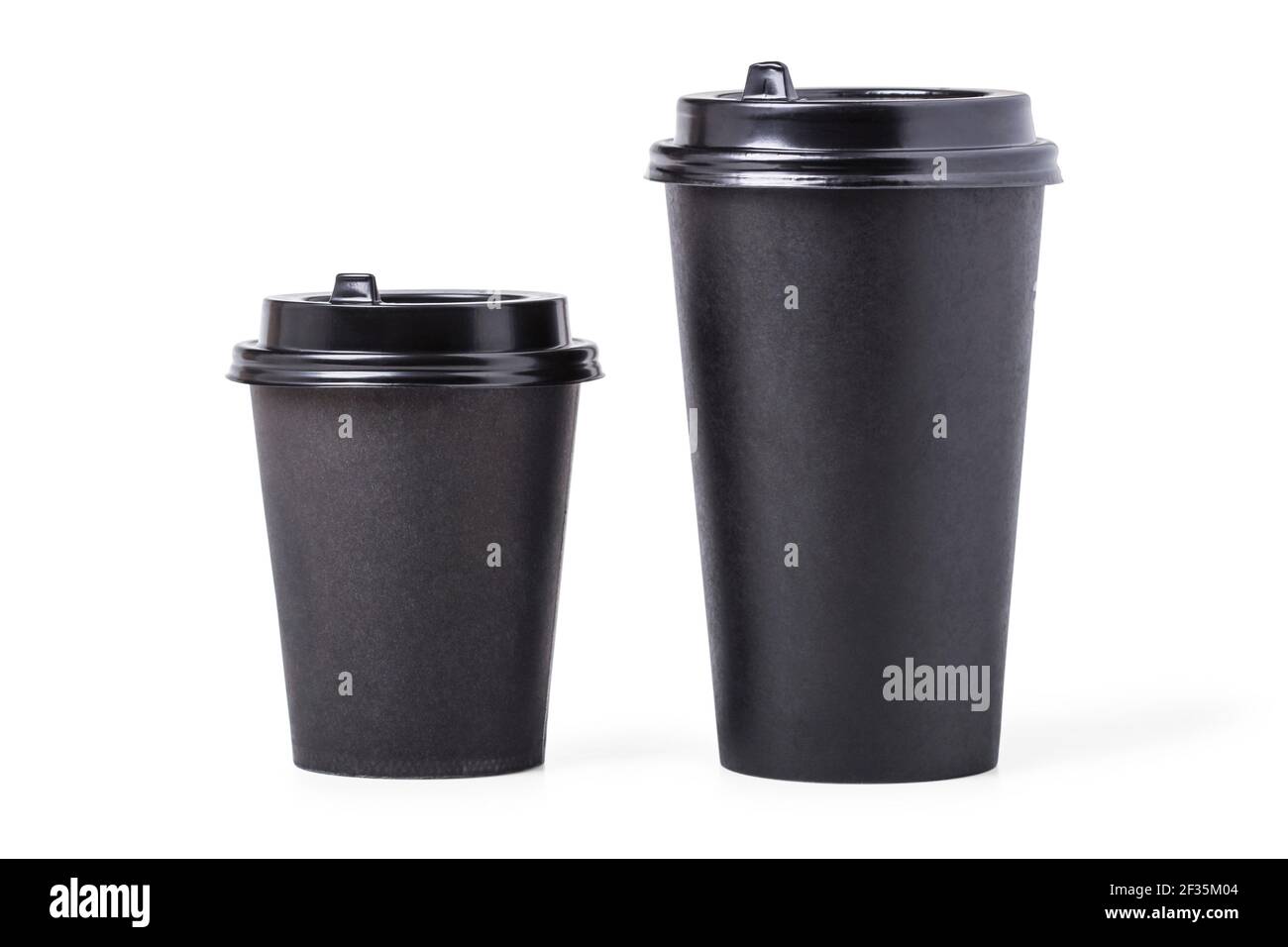 Grandes et petites tasses à café noir jetables isolées sur du blanc arrière-plan Banque D'Images