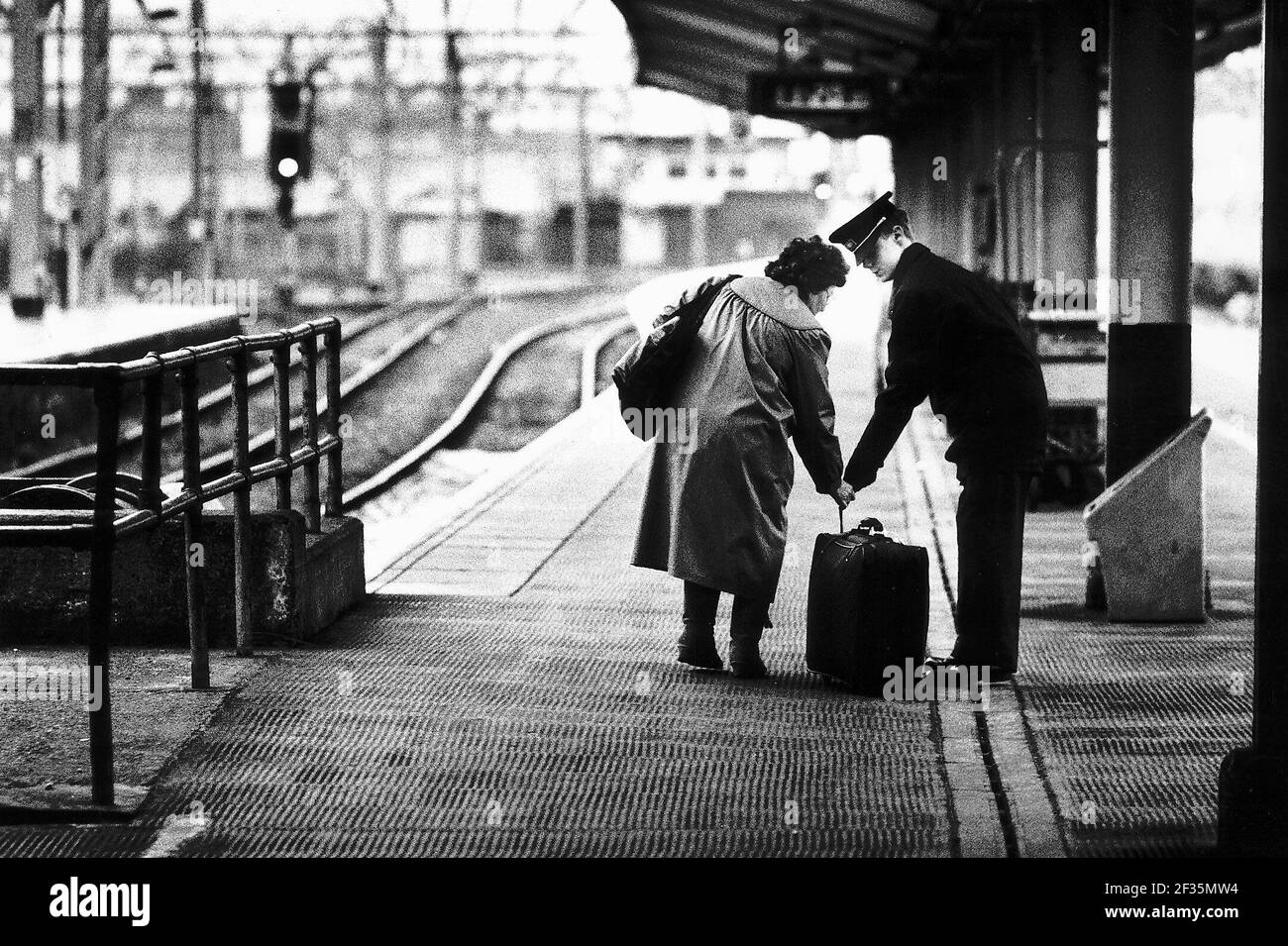 Porter de chemin de fer à la gare Crewe de British Rail dBase Banque D'Images