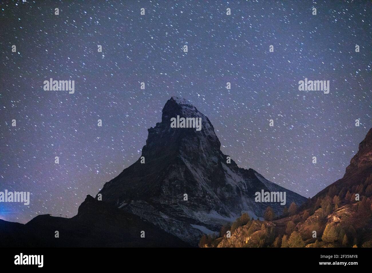 Suisse, Valais, Zermatt, le sommet du Cervin avec des étoiles Banque D'Images