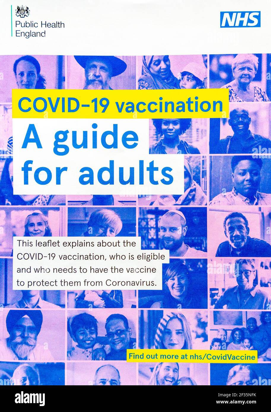 Dépliant vaccin Covid-19 UN guide pour adultes envoyé par le public Santé Angleterre avec une lettre expliquant comment réserver la vaccination du coronavirus En mars 2021 Banque D'Images