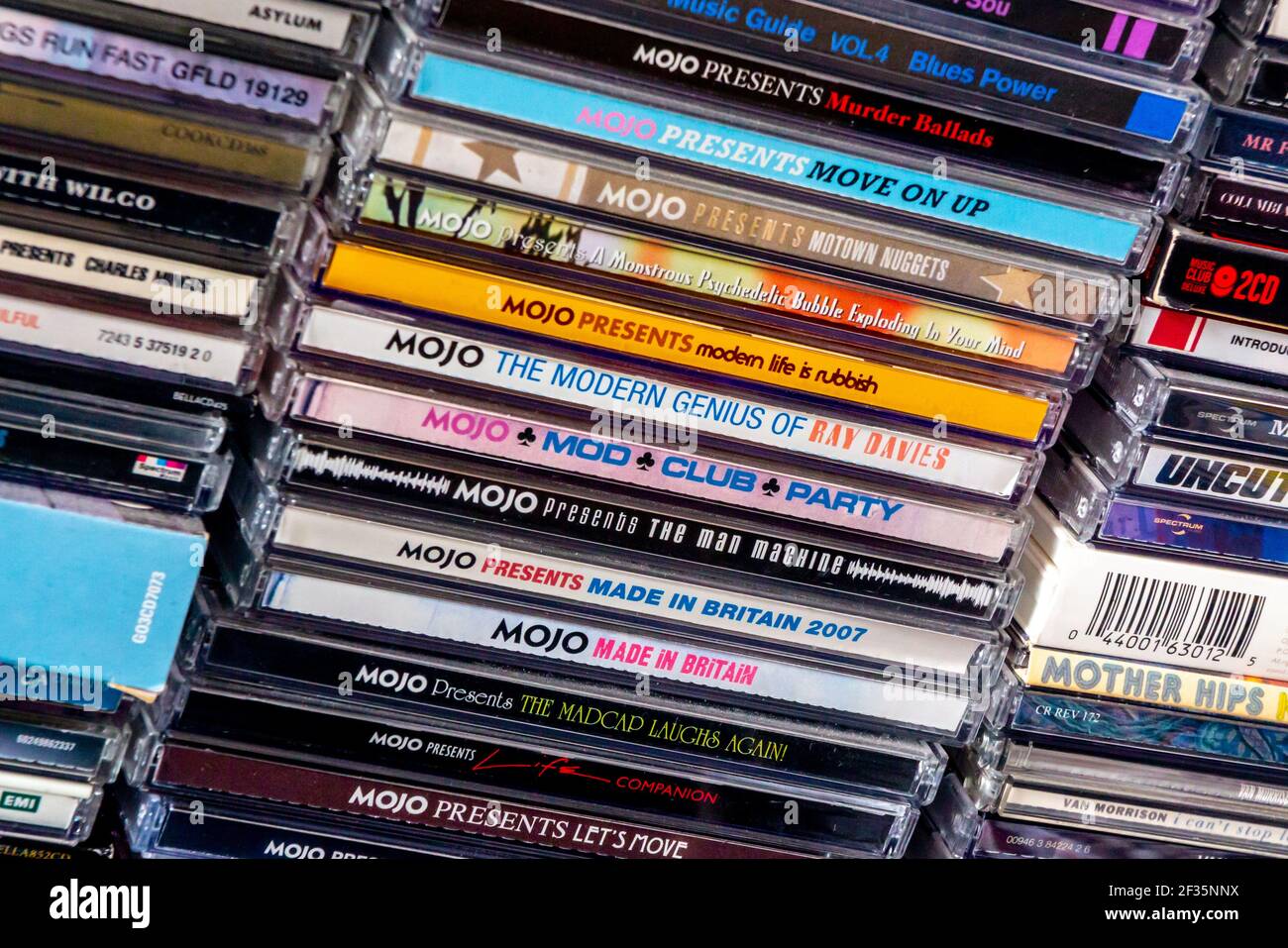 Collection de cd de Mojo un magazine de musique britannique qui couvre la  musique rock du patrimoine avec un CD monté sur la couverture gratuit qui  est donné à chaque copie Photo