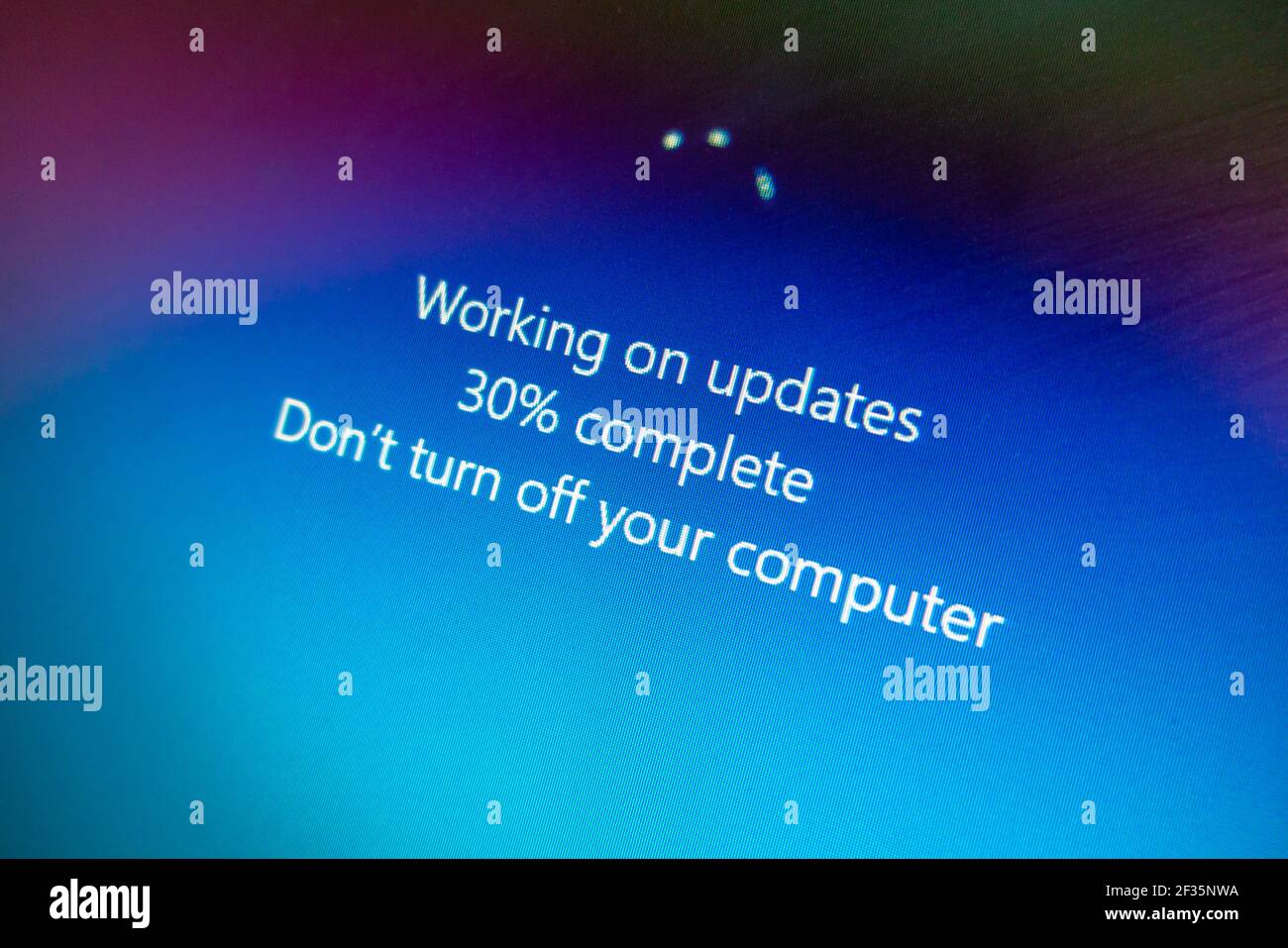 Vue rapprochée de l'écran de l'ordinateur montrant la mise à jour de Microsoft Windows 10 en cours avec le texte travail sur les mises à jour 30 % terminé ne mettez pas votre ordinateur hors tension. Banque D'Images