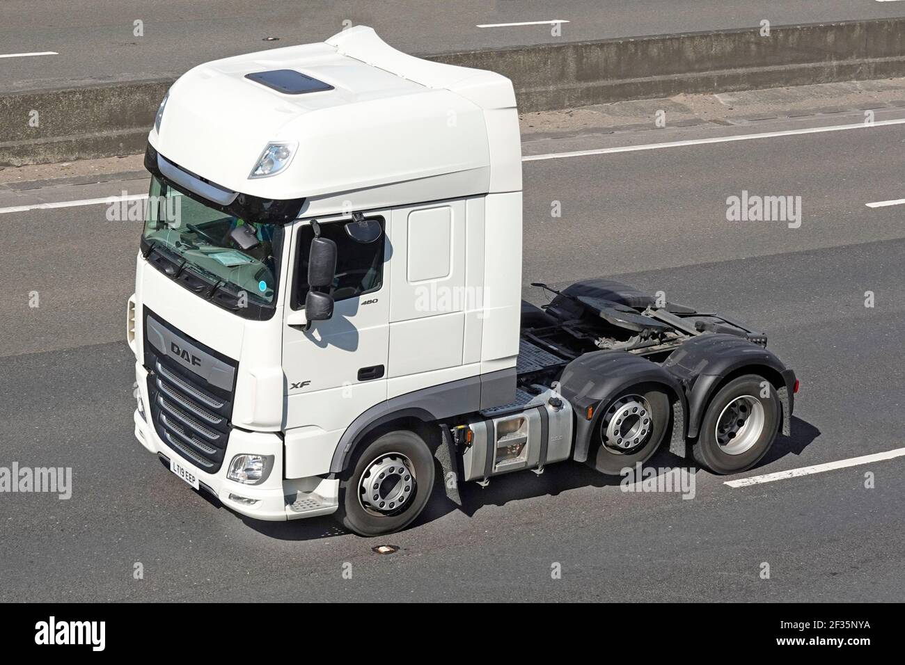 Vue avant et latérale de la cabine blanc Clean DAF BRAND of tracteur semi-remorque solo, pont arrière double du moteur d'amorçage L'économie des camions One tire a augmenté sur l'autoroute britannique Banque D'Images