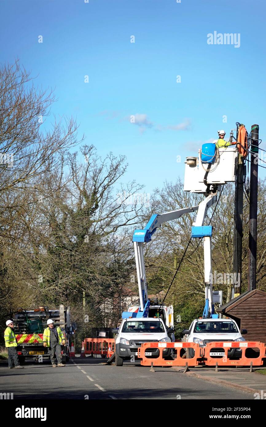 Royaume-Uni Power Networks entreprise de distribution Cherry Picker ouvriers de camion et d'électricien connectant un nouveau câble d'alimentation électrique au sommet du poteau Essex Royaume-Uni Banque D'Images