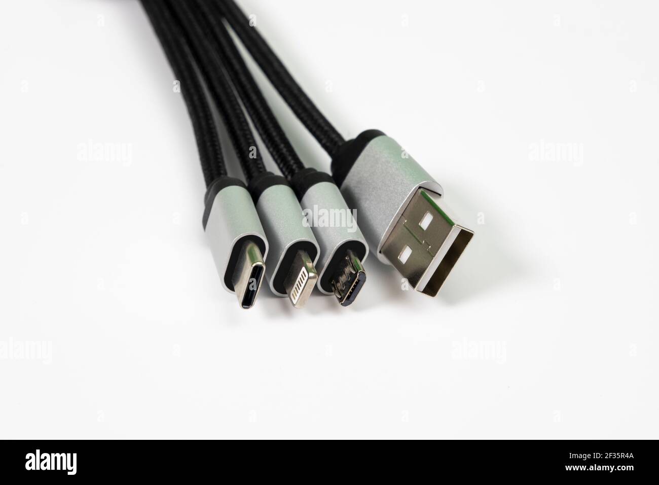 Les têtes de recharge universelles s'isolent sur fond blanc Banque D'Images