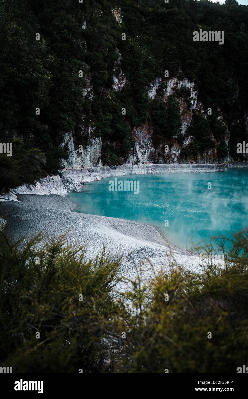 Une photo incroyable du lac Inferno Crater dans la vallée du Rift volcanique de Waimangu, en Nouvelle-Zélande Banque D'Images