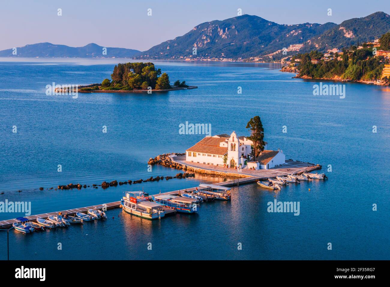 Corfou, Grèce. Monastère pittoresque de Vlacherna au lever du soleil. Banque D'Images