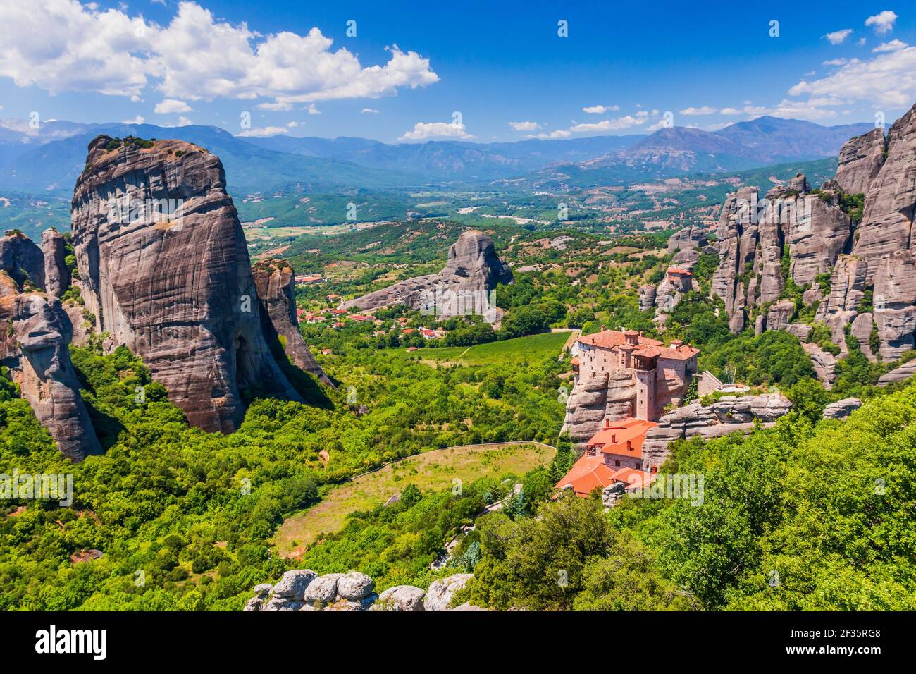Meteora, Grèce. Formations rocheuses de grès, monastères Rousanou et Nikolaos Banque D'Images