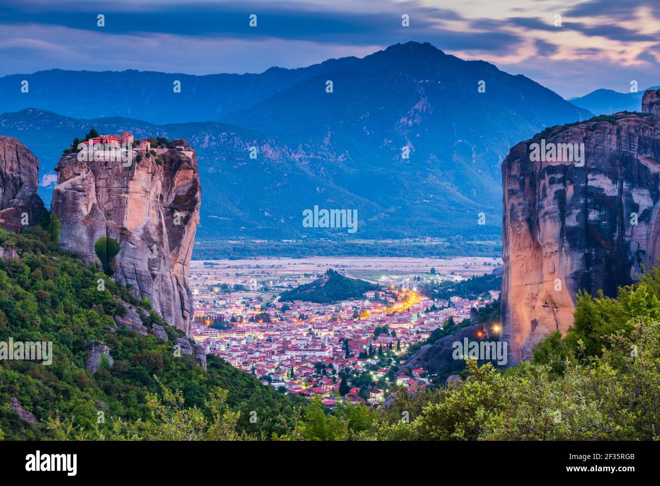 Meteora, Grèce. Monastère de la Sainte Trinité (Agia Trias) et ville de Kalabaka. Banque D'Images