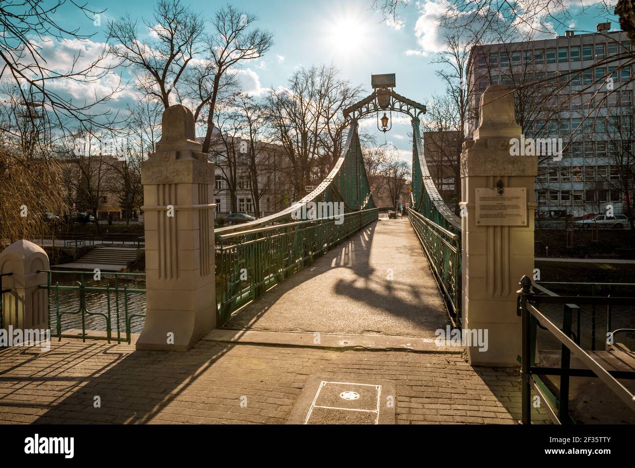 OPOLE, POLOGNE - 07 mars 2021: Pont de Groszowy, connu comme le pont des amoureux à Opole au-dessus de la Mlynowka par jour Banque D'Images