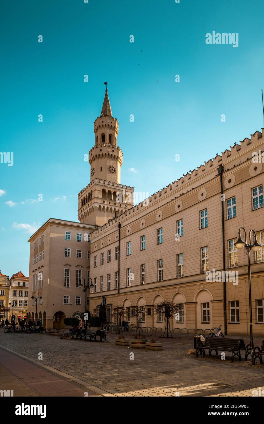OPOLE, POLOGNE - 06 mars 2021 : photo verticale de l'hôtel de ville d'Opole par temps ensoleillé Banque D'Images