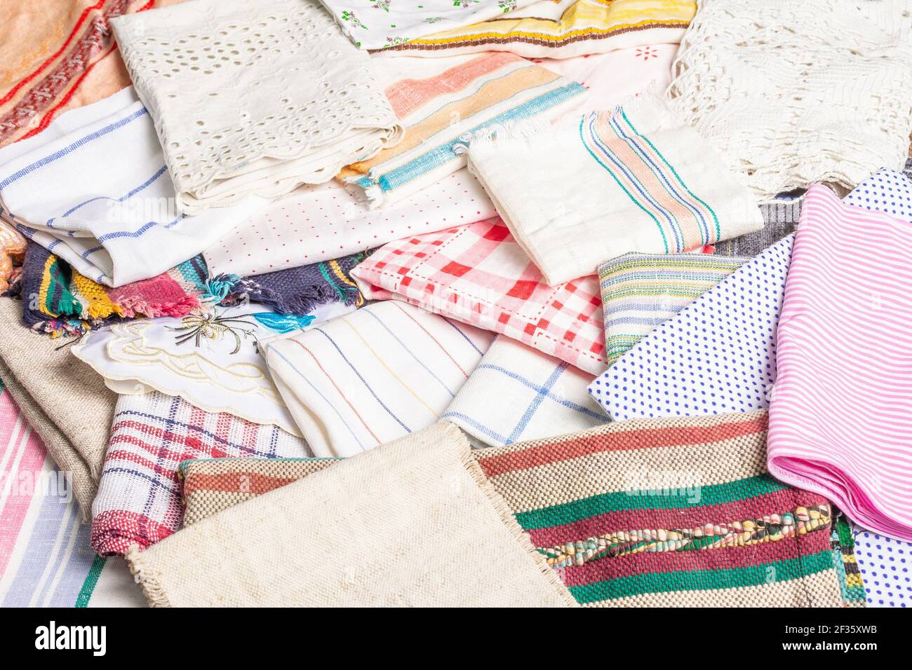 Collection de textiles vintage. Divers mouchoirs de poche de différents  types de tissu. Conception d'art et d'artisanat, lieu pour le texte Photo  Stock - Alamy