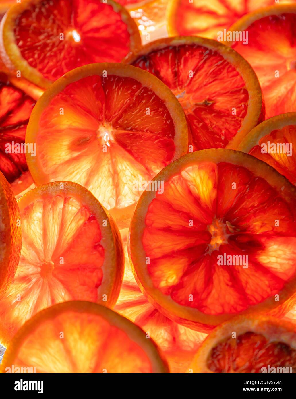 Fond de fruit orange rouge. Tranches d'orange juteuse. Nourriture. Concept d'été. Gros plan sur la lumière. Translucide. Banque D'Images