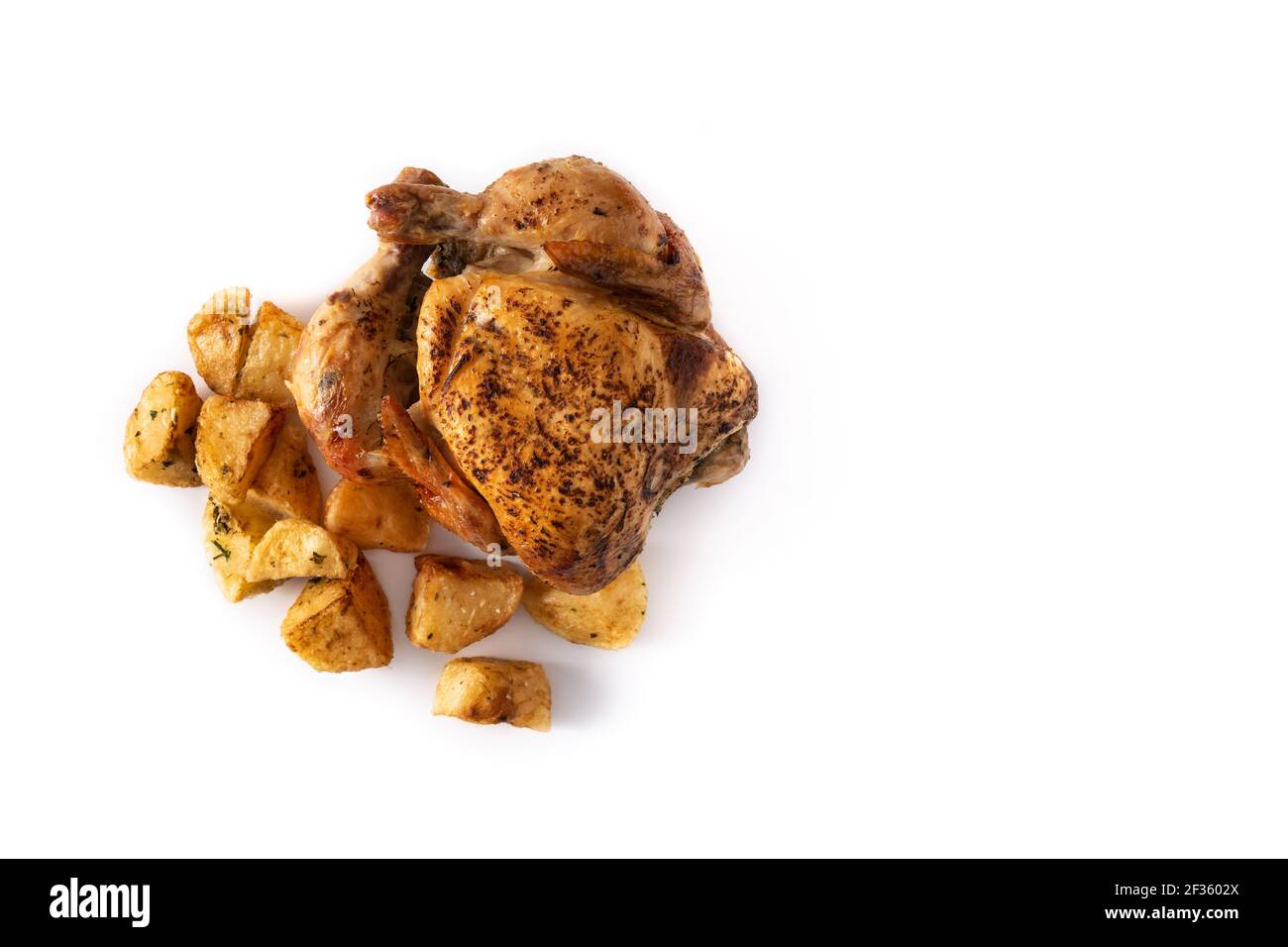 Poulet rôti maison avec pommes de terre isolées sur fond blanc Banque D'Images