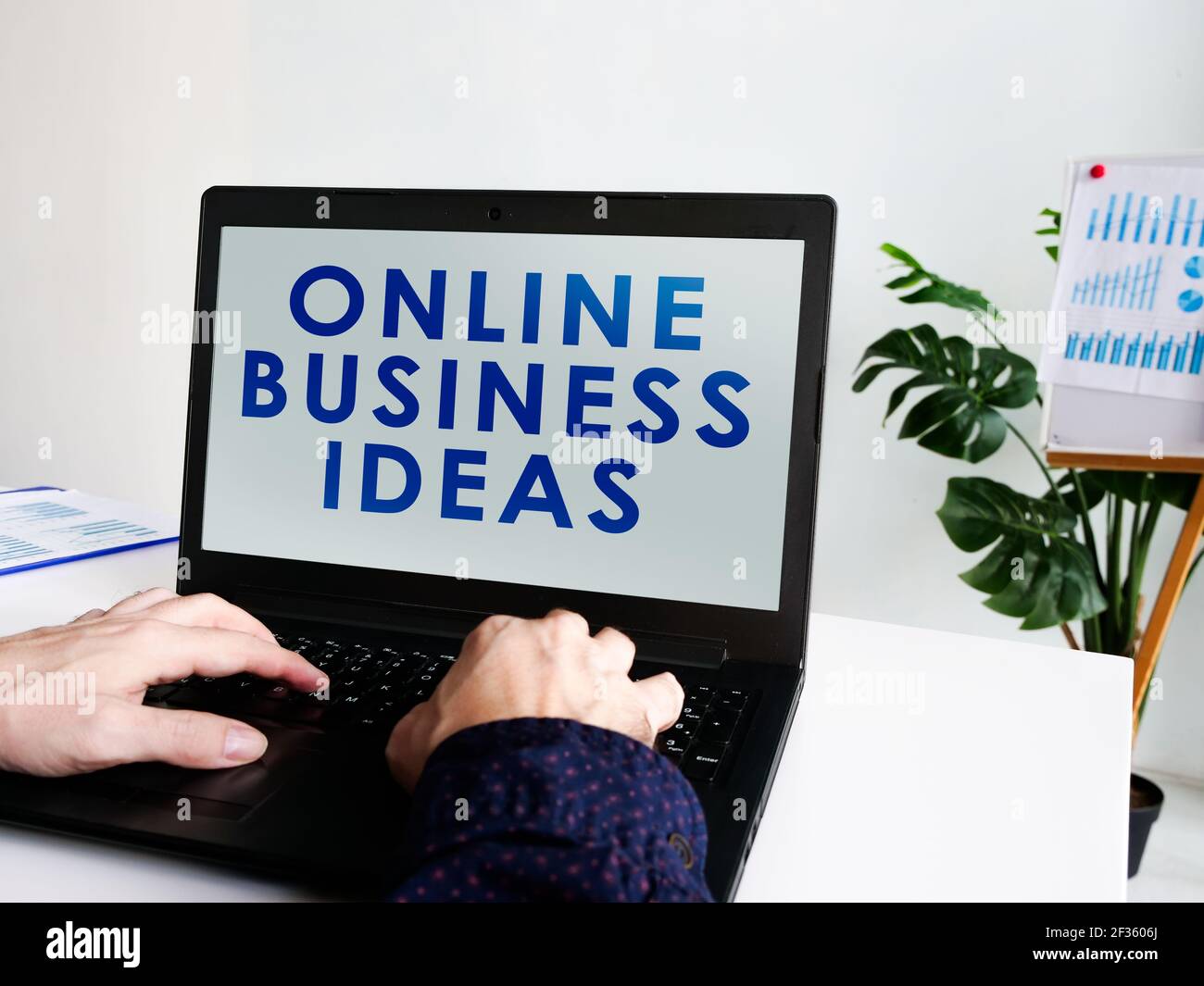 L'homme parle d'une idée d'entreprise en ligne avec un ordinateur portable. Banque D'Images