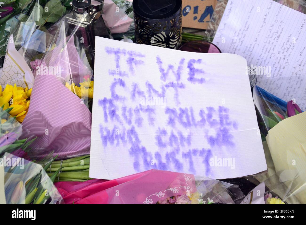 Des placardes qui font pression pour la sécurité des femmes et des fleurs à la statue d'Emmeline Pankhurst sur la place Saint-Pierre, Manchester, Angleterre, Royaume-Uni, sont partis après la vigile à la mémoire de Sarah Everard le 13 mars 2021. Un policier de la région métropolitaine de Londres a été inculpé d'enlèvement et de meurtre de Sarah Everard le 12 mars. Il a comparu devant le tribunal des magistrats de Westminster le 13 mars et a été remis en garde à vue pour comparaître devant le tribunal Old Bailey le 16 mars. Emmeline Pankhurst était le chef du mouvement des suffragettes au Royaume-Uni. La statue de bronze a été sculptée par Hazel Reeves. Banque D'Images