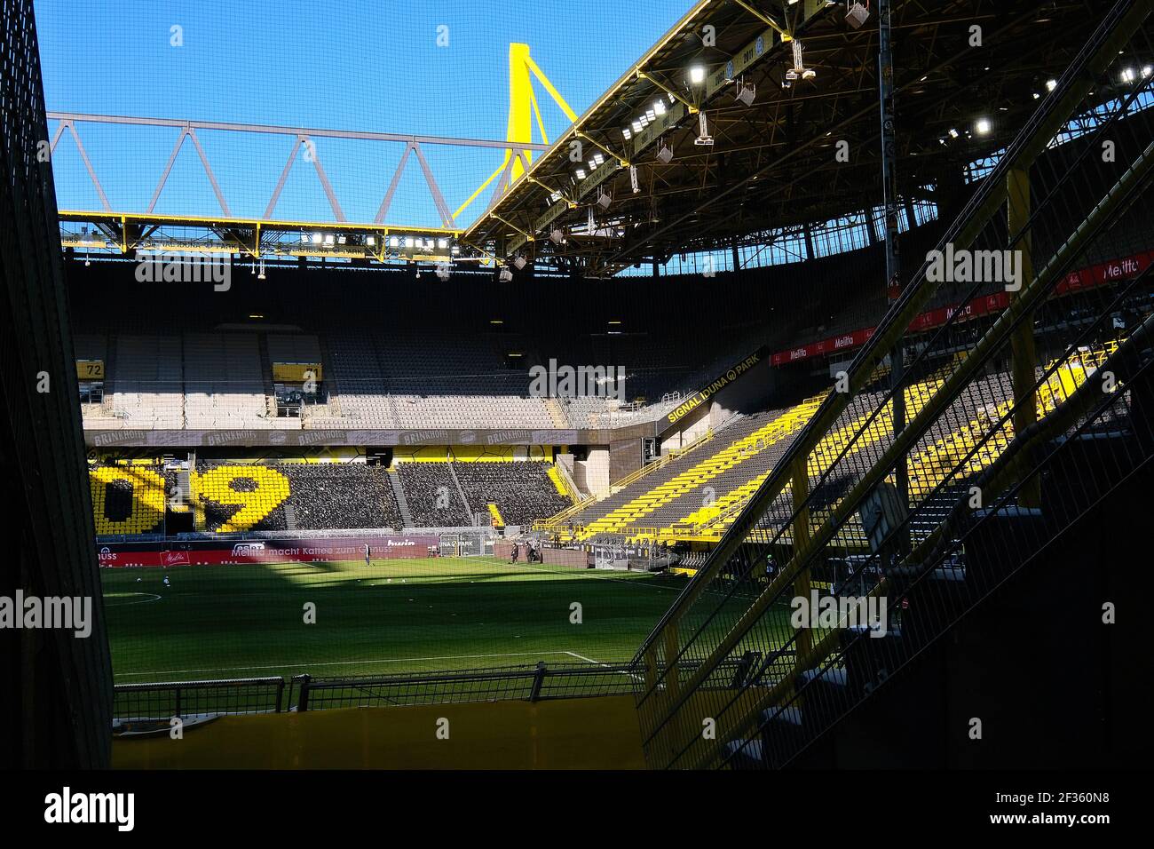Le stade vide de Borussia Dortmund, signal Iduna Park. Anciennement connu sous le nom de Westfalenstadion. Dortmund, Rhénanie-du-Nord-Westfalia, Allemagne Banque D'Images