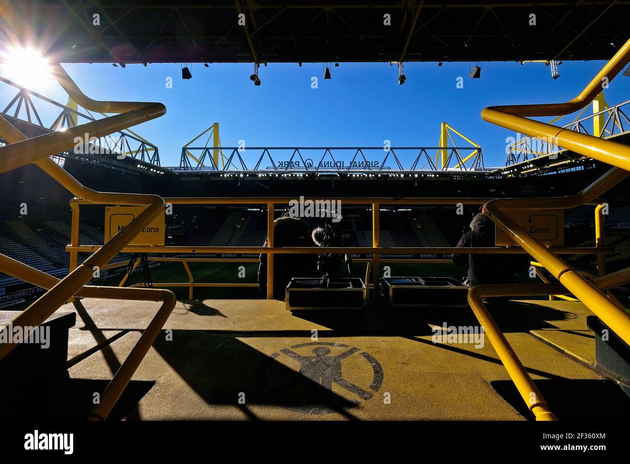 Le stade vide de Borussia Dortmund, signal Iduna Park. Anciennement connu sous le nom de Westfalenstadion. Dortmund, Rhénanie-du-Nord-Westfalia, Allemagne Banque D'Images